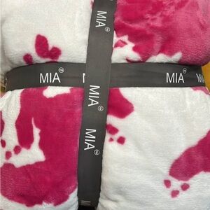 MIA Fuchsia and White Plush Blanket